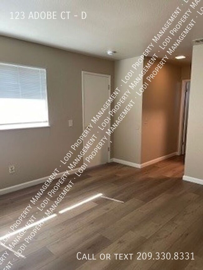 Building Photo - 123 Adobe Ct