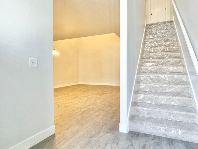 Building Photo - Beautiful Herriman Townhome at Mountain Ri...