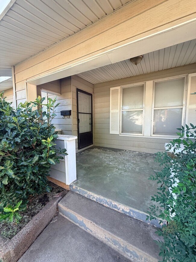 Building Photo - 3 Bedroom 2 Bath - Large Fenced Yard