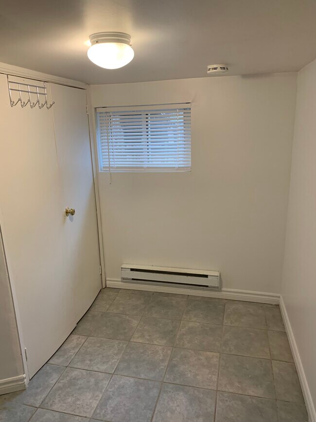 Photo du bâtiment - spacious basement apt in West Anex