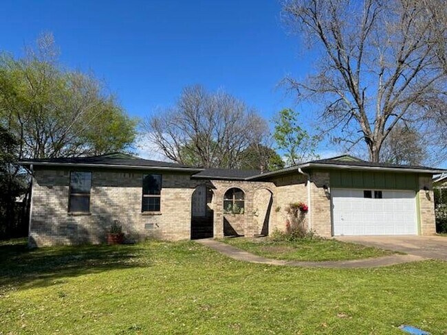 Building Photo - Welcome to this newly remodeled 4-bedroom,...