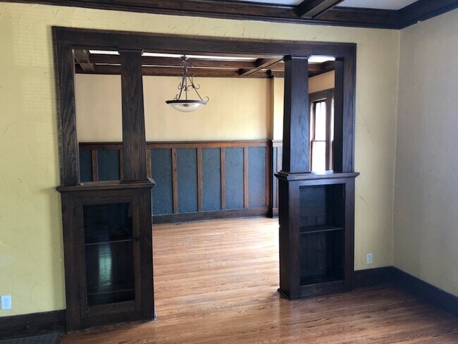 Building Photo - 736 S Summit Ave