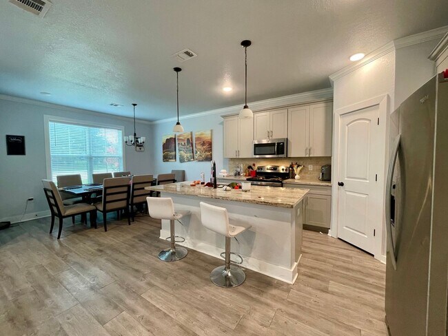 Foto del edificio - 4 Bed, 4 Bath Townhome for August 2024 Mov...