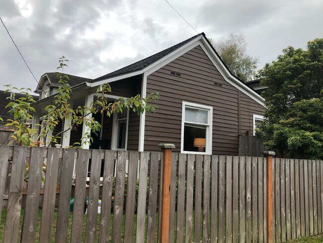Foto del edificio - Adorable Two-bedroom Ballard Cottage