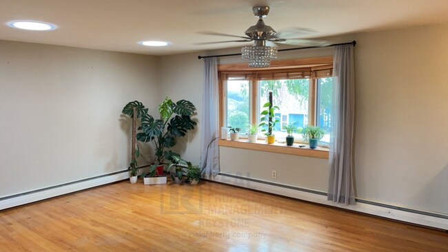 Building Photo - Charming 3-bedroom, 2.5-bathroom house loc...