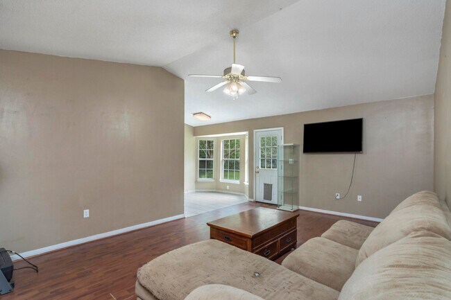 Building Photo - 14 Flora Cove