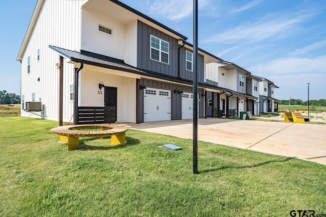 Building Photo - 625 Papillon Rd