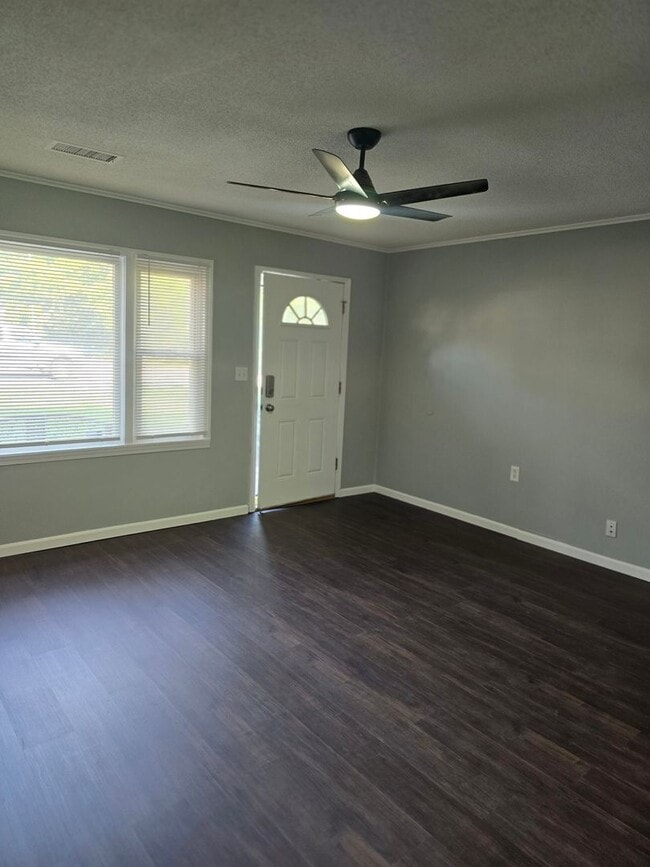 Building Photo - Newly Renovated 2 bedroom in Roeland park