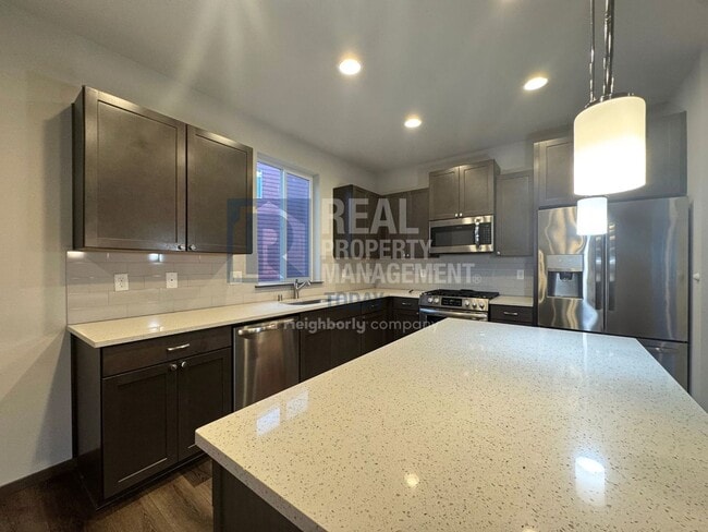 Building Photo - Stunning 5 Bedroom! Great Location!