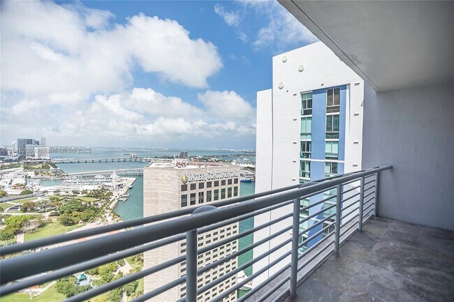 Foto del edificio - 325 S Biscayne Blvd