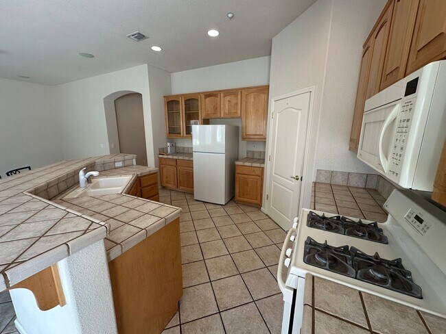 Foto del edificio - 2 Bed 2 Bath Plus Den In Summerset Orchard...