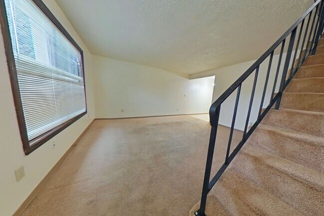 Building Photo - 2 Bedroom 4-Plex ~ South Corvallis ~ Small...