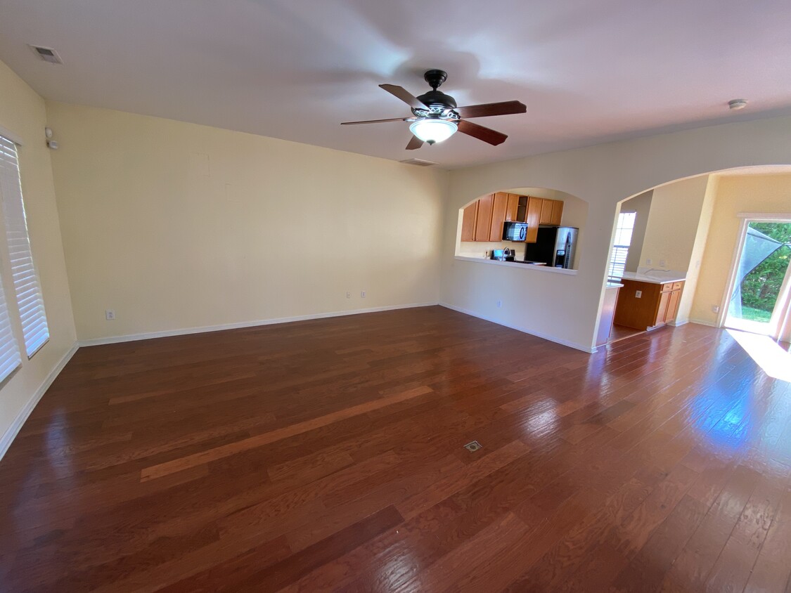 Primary Photo - 406 Walnut Woods Dr