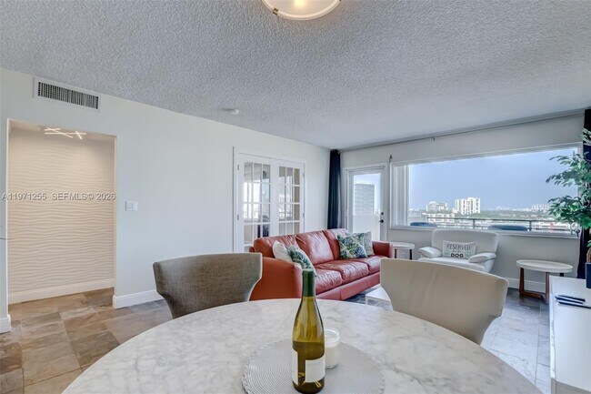 Foto del edificio - 401 Golden Isles Dr