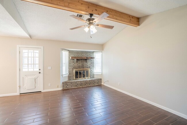 Building Photo - 3 BED 1 BATH! Schedule a tour today!