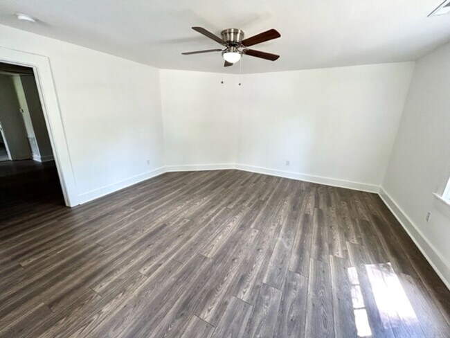 Foto del edificio - MOVE IN READY TWO BEDROOM ONE BATH - GREAT...