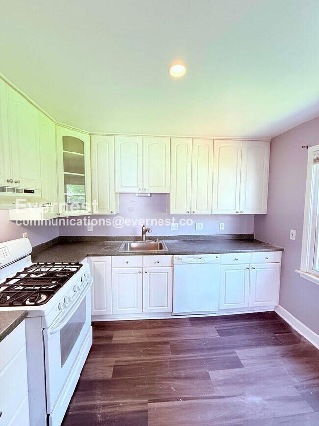 Building Photo - 3 Bed, 1 Bath Home with a Fenced Yard & Detached Garage / Vouchers Accepted / Available Now!