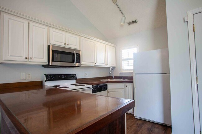 Building Photo - 2BR/2BA Townhouse in Merestone!  $1,500/mo...