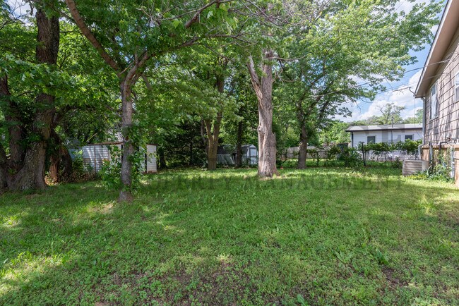 Building Photo - 533 S Westview Dr