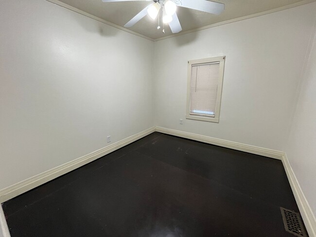 Building Photo - Recently Renovated 2-Bedroom Home with 2-C...