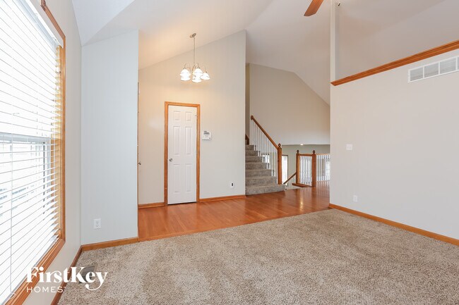 Building Photo - 912 E Madelyn Dr