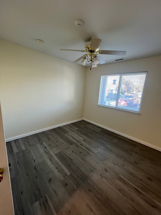 Building Photo - 868 Birchwood Park Dr