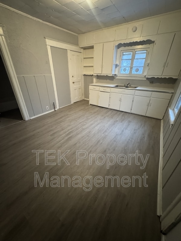 Building Photo - 202 4th St