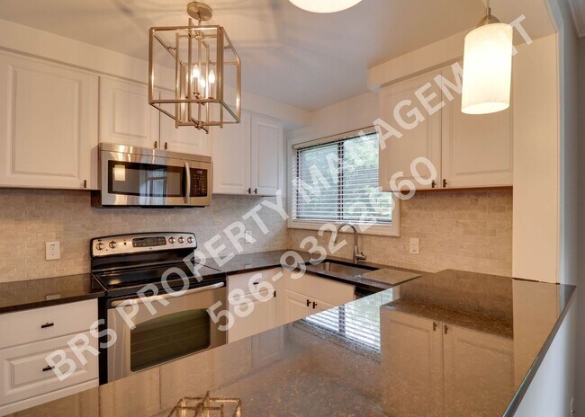 Building Photo - Move-In Ready 2BD Apt – Walk to Downtown R...