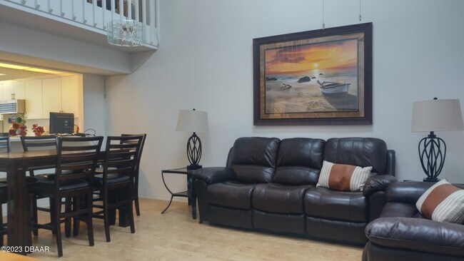 Building Photo - 961 S Lakewood Terrace
