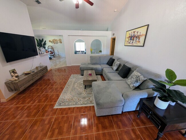 Foto del edificio - Charming Lakefront House - Centrally Located