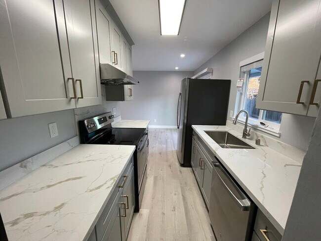 Building Photo - 688 San Luisito Way