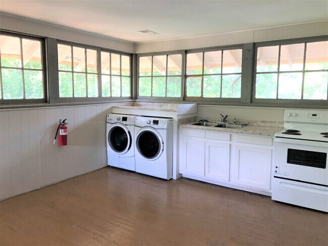 Foto del edificio - 2712 Preston St