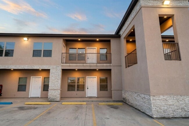 Building Photo - 5601 Cuenca Dr