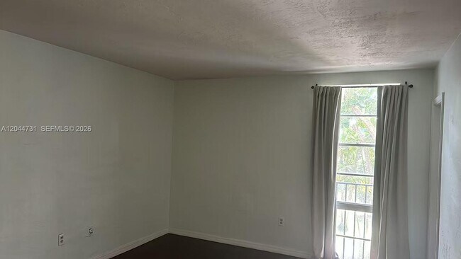 Foto del edificio - 6900 N Kendall Dr