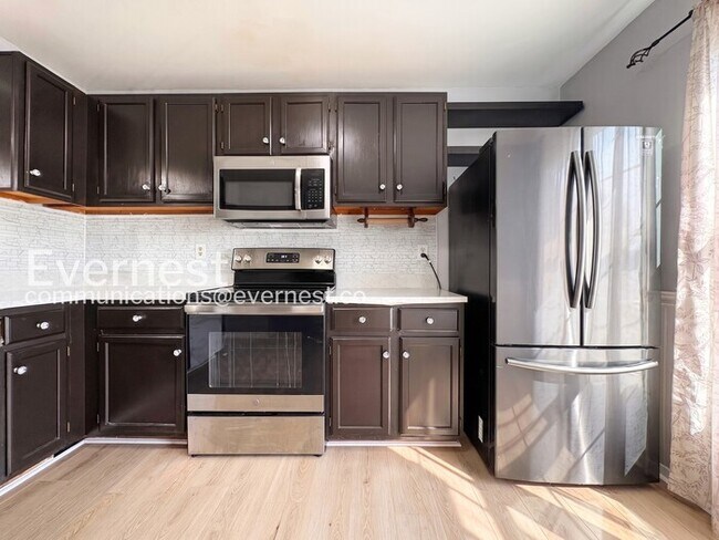 Building Photo - Spacious Town Home with Modern Amenities / 3 Beds & 2.5 Bath / Available Now!