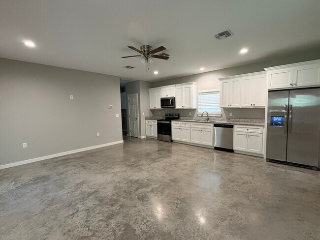 Building Photo - 310 Spring Lake Dr
