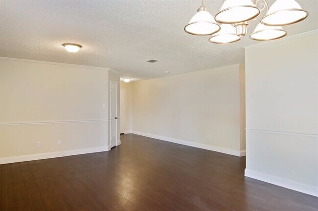 Building Photo - 3300 Westview Dr