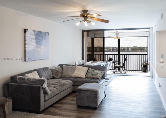 Foto del edificio - 105 Lake Emerald Dr