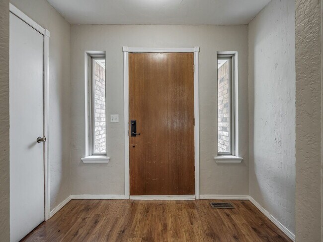 Foto del edificio - Updated 4-Bedroom Home with Spacious Layou...
