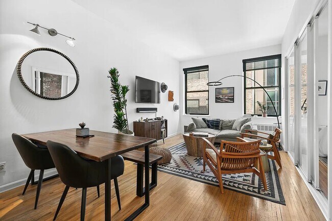 Foto del edificio - 43 E 10th St