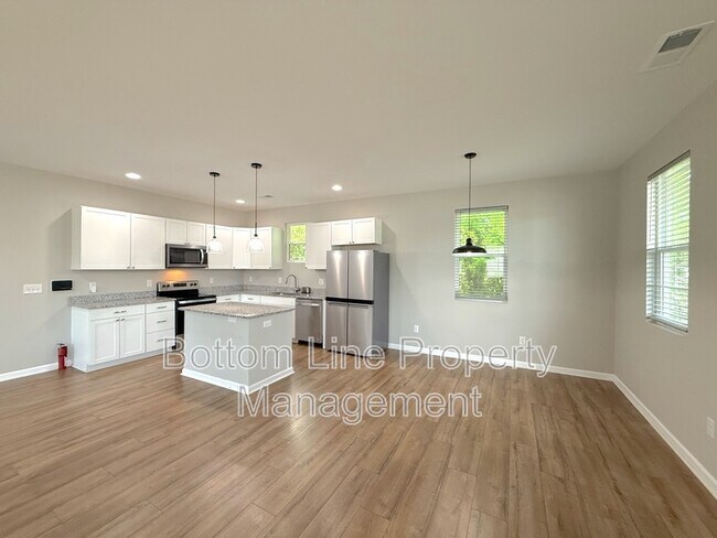 Building Photo - 641 Central Dr NW