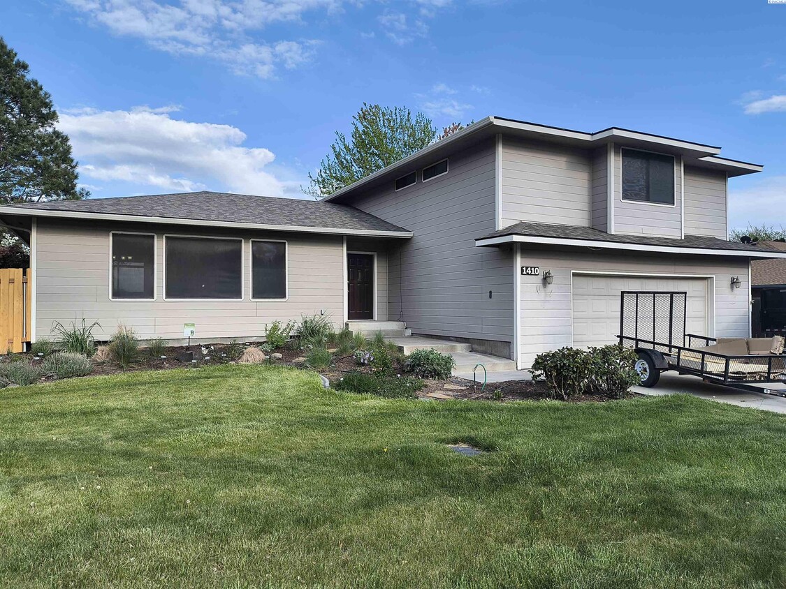 Foto principal - New Remodel! 4 Bed, 3 Ba, Deck, Basketball...