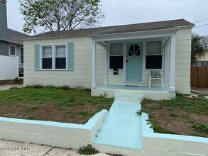 Building Photo - 215 N Oleander Ave