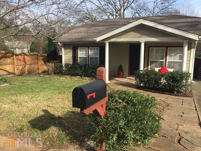 Perfect in-town bungalow - 1479 Groveland Ave NW