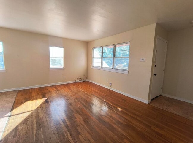 Building Photo - CHARMING and AFFORDABLE 3 bedroom home AVAILABLE NOW!