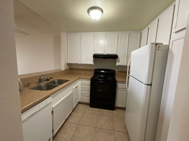 Building Photo - 5985 Dandridge Ln