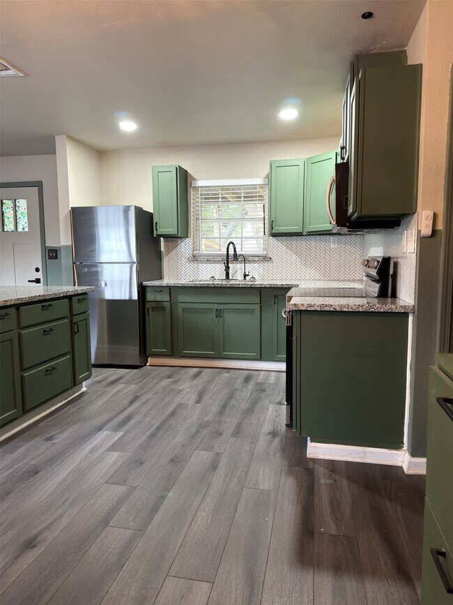 Foto del edificio - 7403 Backstrom St