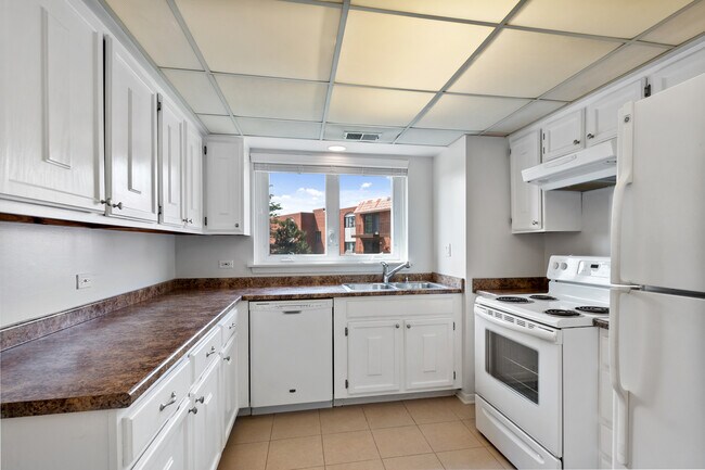 Building Photo - 2066 St Johns Ave