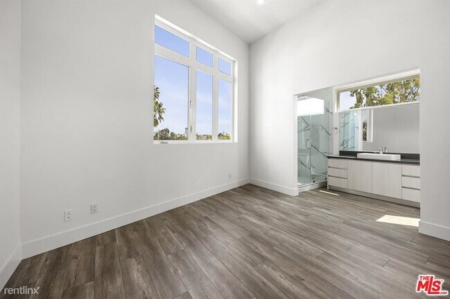 Foto del edificio - 2 br, 2.5 bath House - 5500 W Olympic Blvd