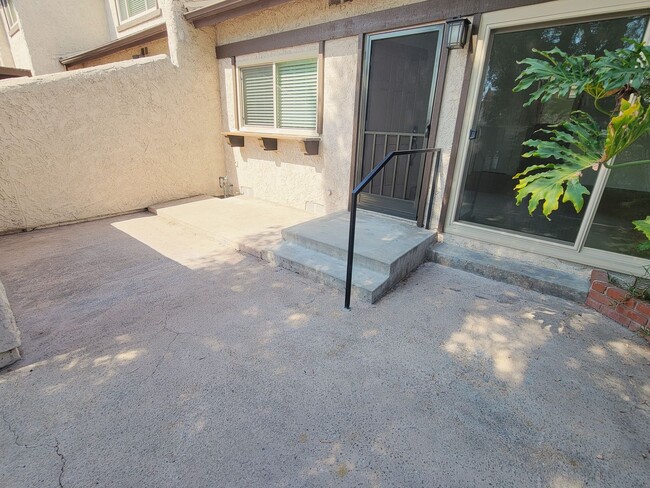 Building Photo - COMING SOON 3BED/2BATH TOWNHOME FOR LEASE 05/01/2026